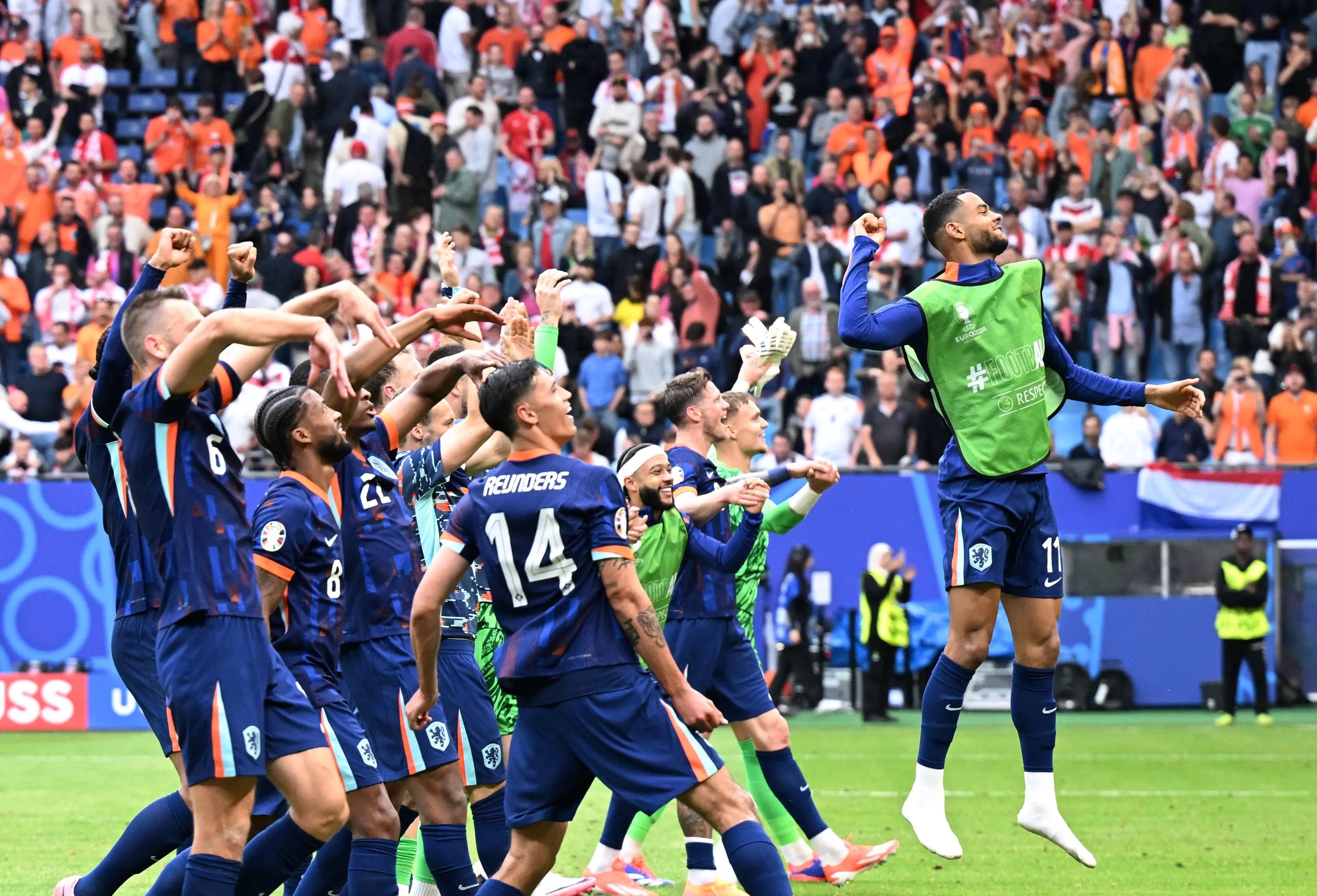 爱游戏在线-欧洲足球赛事呈现精彩一幕，球队实力对比