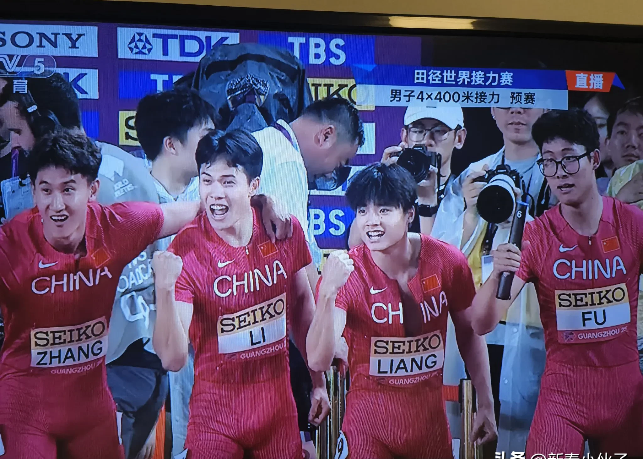 紧张比赛中球员们拼尽全力,呈现出令人瞩目的表现的简单介绍 紧张比赛中球员们拼尽全力,呈现出令人瞩目的表现的简单介绍