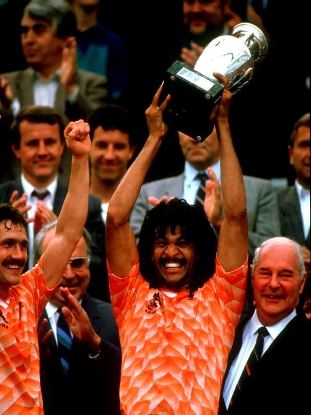 爱游戏体育-包含欧洲国家队大比拼，激情高涨赛场火热的词条