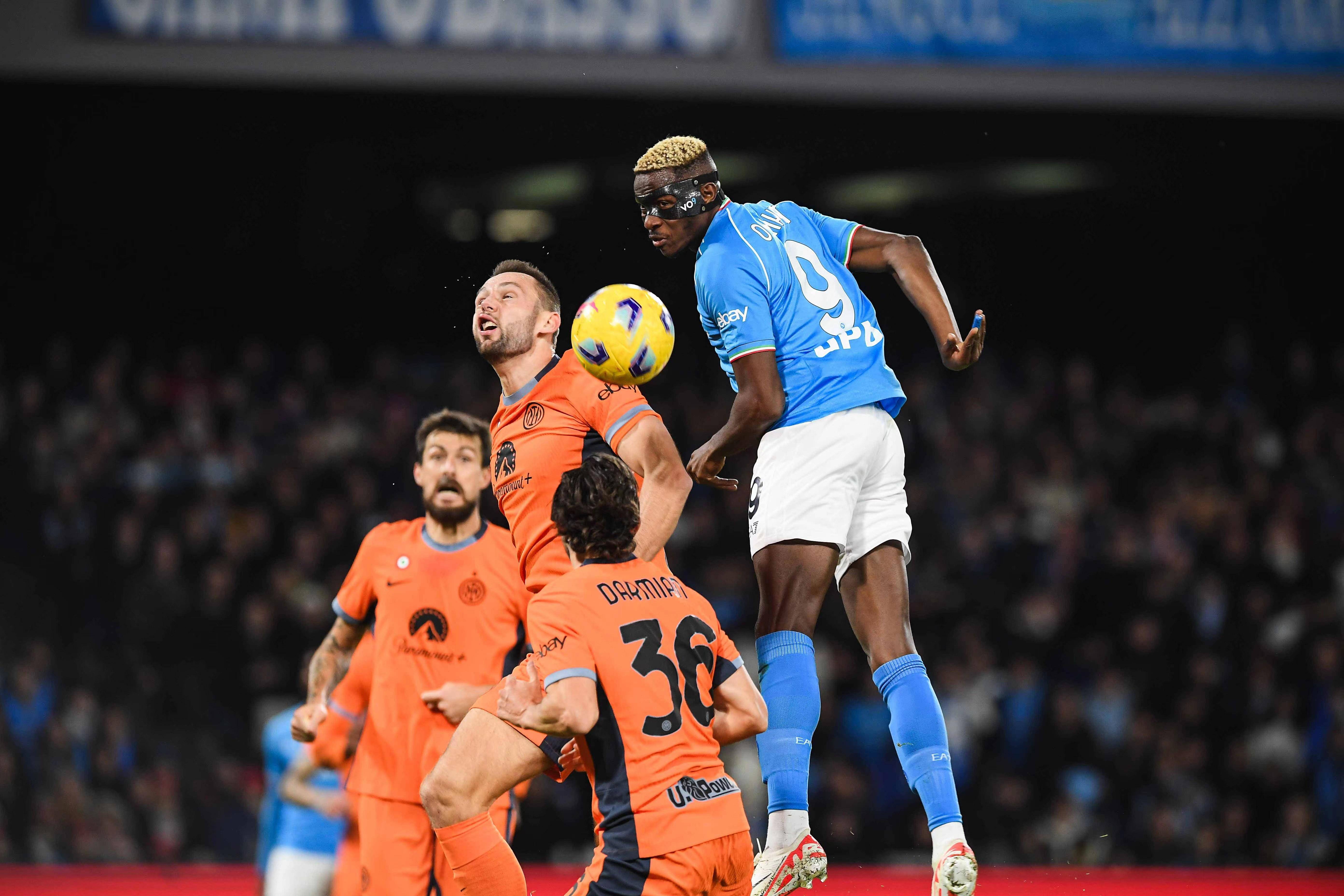 爱游戏APP-那不勒斯爆冷瓦伦西亚，孔蒂三分雨点燃全场的简单介绍