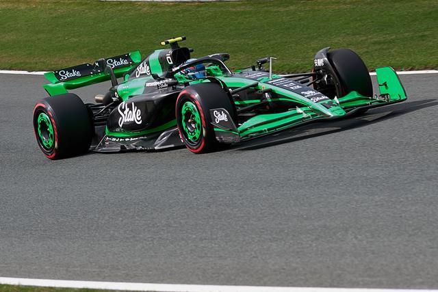 索伯车队力克红牛二队，汉密尔顿带队取胜