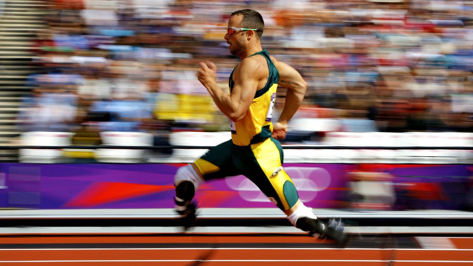 赛道上的毫厘之争，维斯塔潘关键制胜，梅赛德斯险胜法拉利